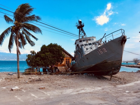 Un bateau de l'armée échoué à Palu en Indonésie après le tsunami.