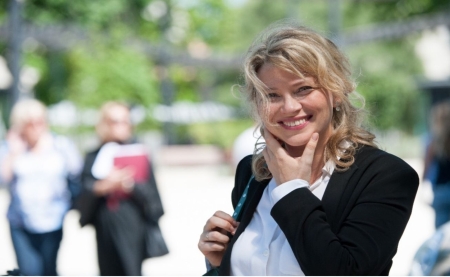 Cécile Bois dans le rôle de Candice Renoir