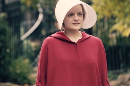 Elisabeth Moss dans le rôle de Defred