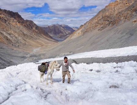 "Himalaya, la marche au-dessus", d'Eliott Schonfeld